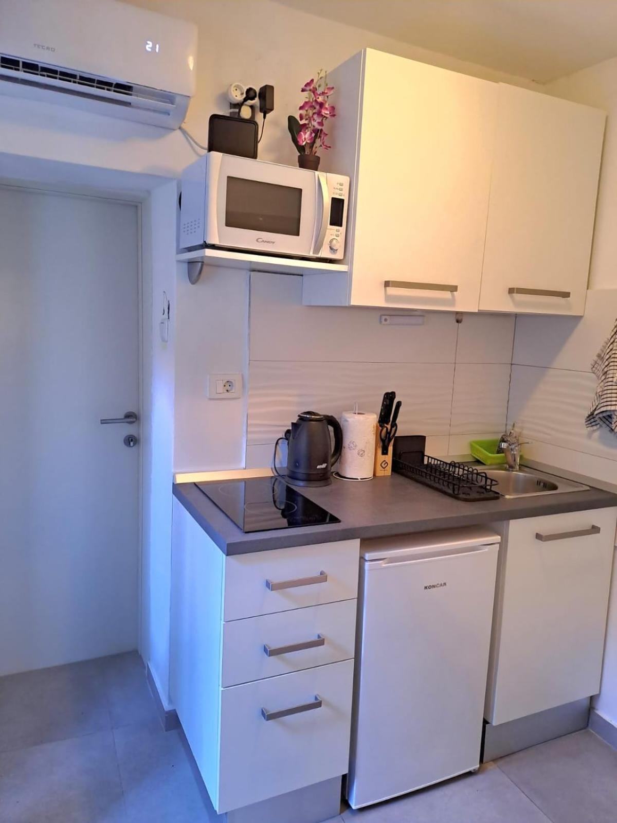 Studio Apartment Lola Kaštela エクステリア 写真